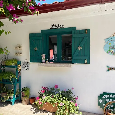 Grandma's Garden Aparthotel
