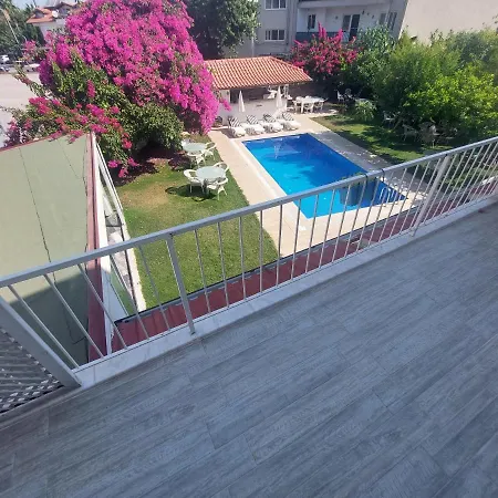 Grandma's Garden מלון דירות 3*