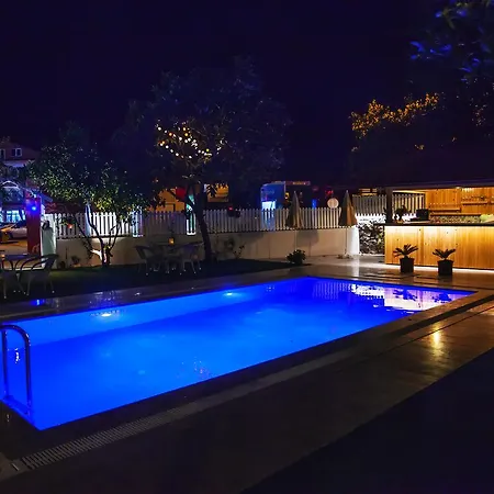 Grandma's Garden מלון דירות 3*