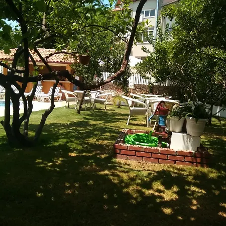 מלון דירות Grandma's Garden דליאן