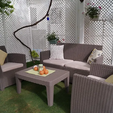 מלון דירות Grandma's Garden דליאן