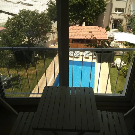 Grandma's Garden מלון דירות דליאן