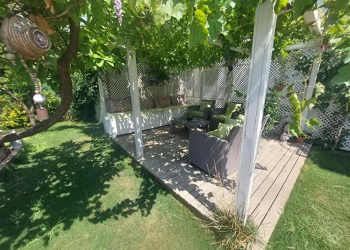 Grandma's Garden Aparthotel 3*